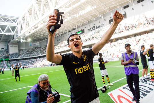 s Tarik Elyounoussi jublar