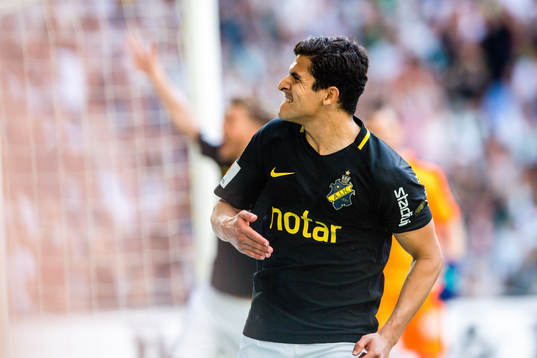 s Tarik Elyounoussi jublar