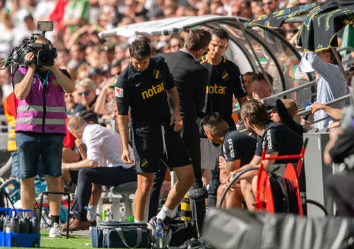 s tränare Rikard Norling i samtal med Nabil Bahoui
