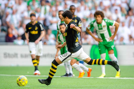 s Tarik Elyounoussi gör 0-1 på straff