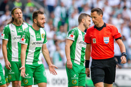 Hammarbys Björn Paulsen och Muamer Tankovic  i samtal med