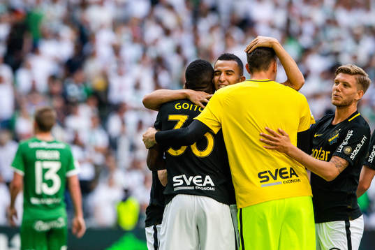 s Nabil Bahoui jublar med lagkamraterna