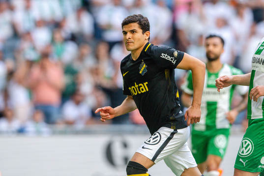 s Tarik Elyounoussi jublar