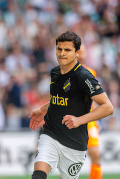 s Tarik Elyounoussi jublar