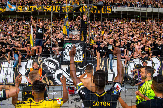 s spelare och supportrar jublar