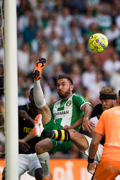 Hammarbys Muamer Tankovic rensar bort bollen vid mållinjen