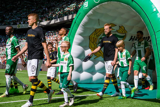 s Rasmus Lindkvist och Daniel Sundgren före