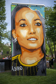 En graffitimålning som föreställer Kosovare Asllani