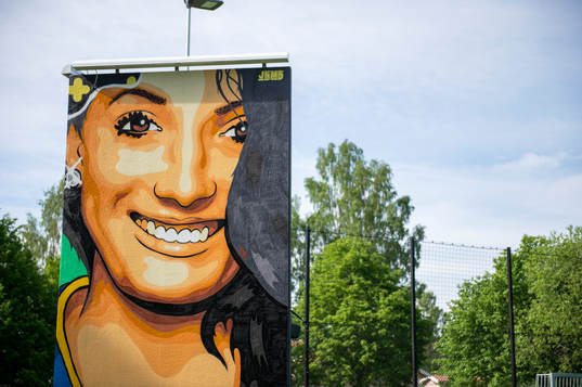 En graffitimålning som föreställer Kosovare Asllani
