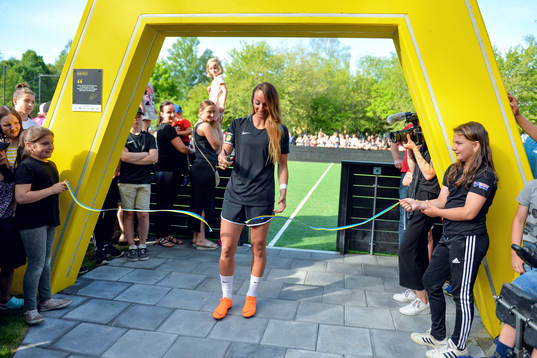 Kosovare Asllani klipper bandet