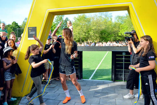 Kosovare Asllani gör high-five