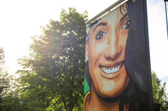 En graffitimålning som föreställer Kosovare Asllani