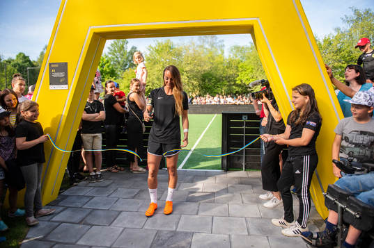 Kosovare Asllani klipper bandet