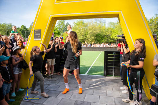 Kosovare Asllani gör high-five