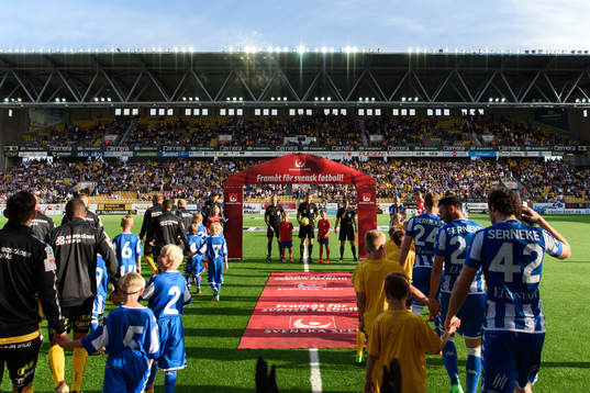 Spelarna går in på planen innan fotbollsmatchen i