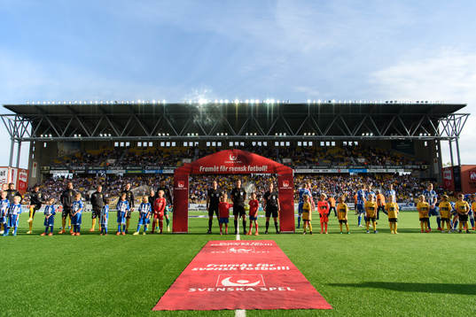 Spelarna vid lineup innan fotbollsmatchen i Allsvenskan