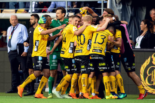 Elfsborgs Per Frick jublar med lagkamrater