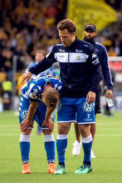 IFK Göteborgs Tobias Hysén tröstar en lagkamrat