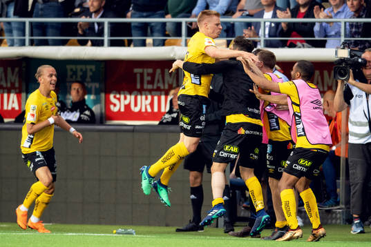 Elfsborgs Per Frick jublar med lagkamrater