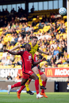 Gilbert Koomson of Brann and Marius Amundsen of Lillestrøm