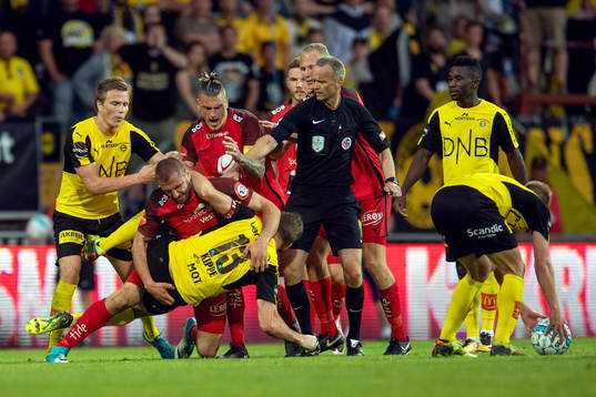 Azar Karadas of Brann and Frode Kippe of Lillestrøm fight