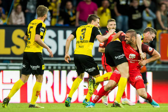 Azar Karadas of Brann and Frode Kippe of Lillestrøm fight