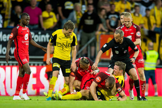 Azar Karadas of Brann and Frode Kippe of Lillestrøm fight