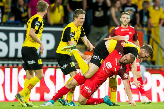Azar Karadas of Brann and Frode Kippe of Lillestrøm fight