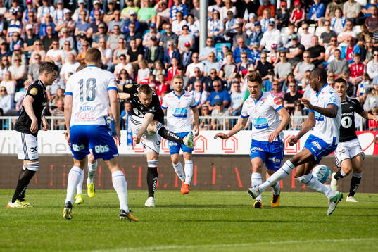 Alexander Søderlund of Rosenborg shoots and scores the 0-1