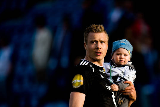 Alexander Søderlund of Rosenborg celebrates with his son