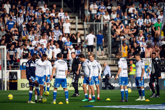 IFK Göteborgs värmer upp framför sina supportrar
