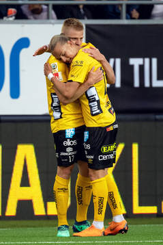 Elfsborgs Per Frick jublar med Jesper Karlsson