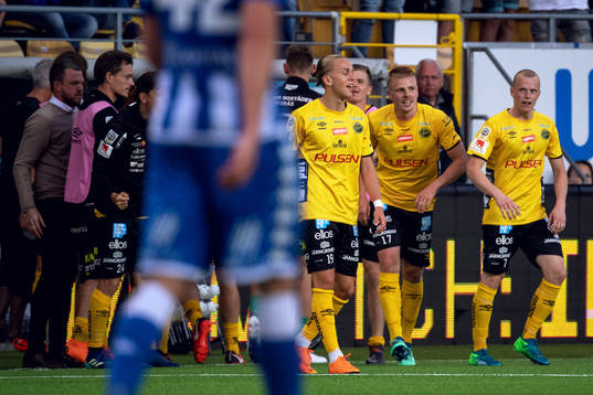 Elfsborgs Per Frick jublar med lagkamrater