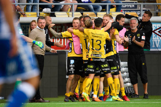 Elfsborgs Per Frick (höger i bild) jublar med lagkamraterna