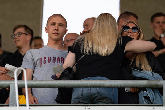 Förre Elfsborgs spelaren sebastian Holmén på läktaren