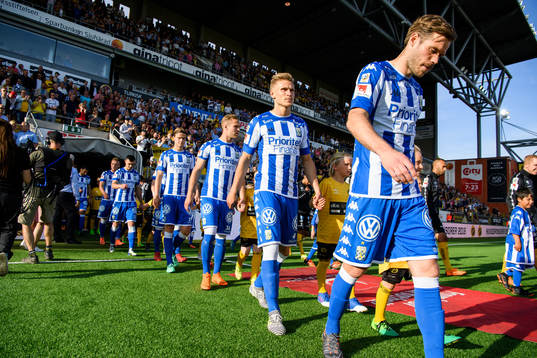IFK Göteborgs spelarna kommer in på Borås arena