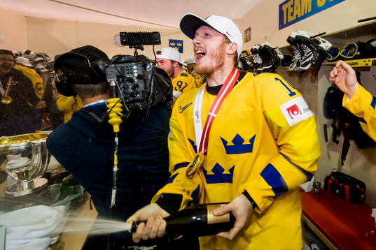 Sveriges Gustav Nyquist sprutar champange på lagkamraterna