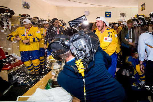 Sveriges Magnus Pääjärvi-Svensson sprutar champagne på
