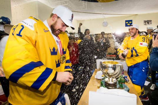 Sveriges Magnus Pääjärvi-Svensson sprutar champagne på