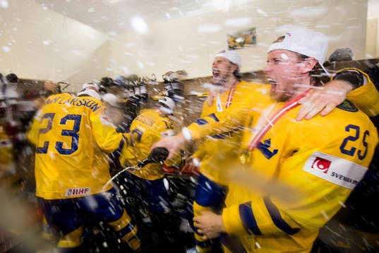 Sveriges Jacob de la Rose och Filip Forsberg  sprutar