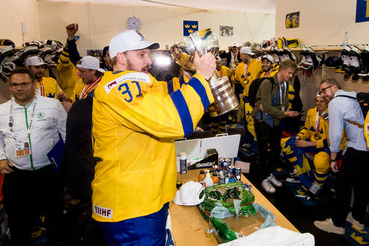 Sveriges målvakt Anders Nilsson lyfter pokalen i