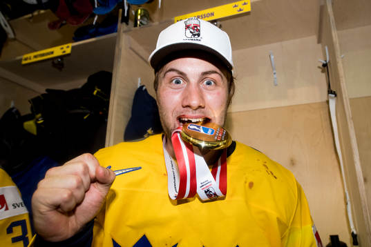 Sveriges Johan Larsson biter i medaljen i omklädningsrummet
