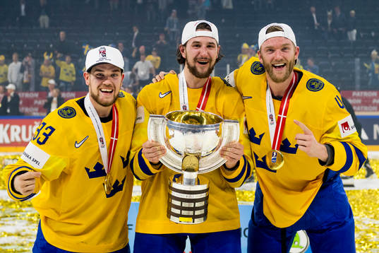 Viktor Arvidsson, Filip Forsberg och Mattias Ekholm jublar