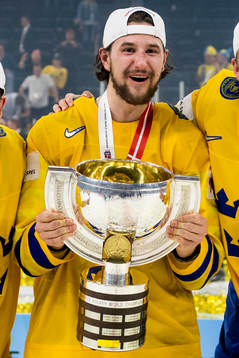Sveriges Filip Forsberg jublar med pokalen