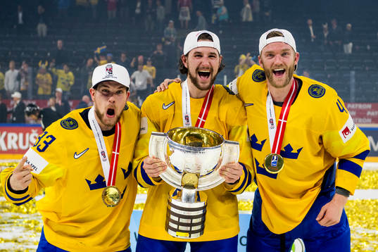 Viktor Arvidsson, Filip Forsberg och Mattias Ekholm jublar