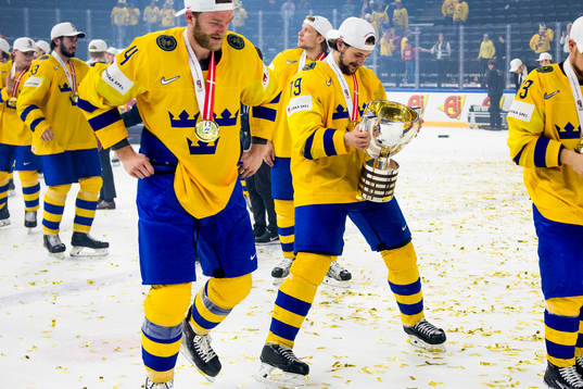 Sveriges Filip Forsberg tittar på pokalen