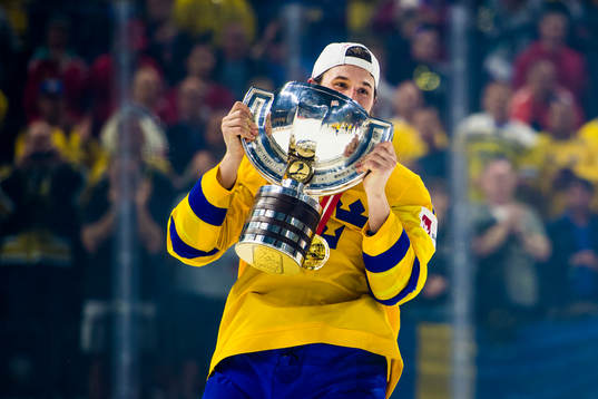Sveriges Filip Forsberg jublar med pokalen