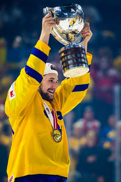 Sveriges Filip Forsberg jublar med pokalen