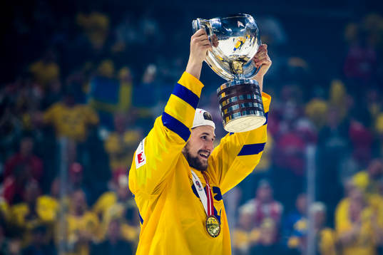 Sveriges Filip Forsberg jublar med pokalen