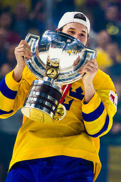 Sveriges Filip Forsberg jublar med pokalen